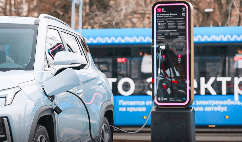 «Деревья», «камни» и передвижные повербанки: как развиваются зарядные станции для электромобилей в городской среде