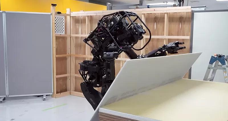 Дроны, гуманоиды и ИИ: для чего девелоперы используют роботов в строительстве