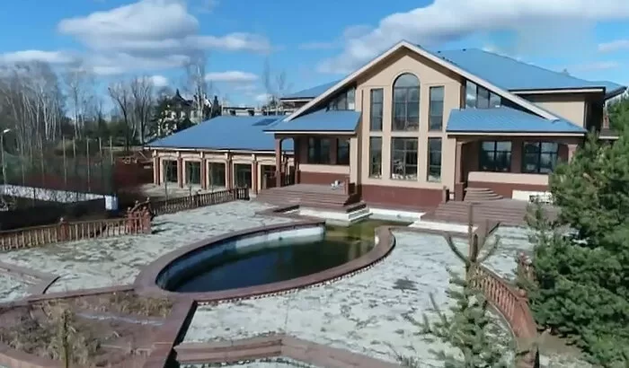 Как выглядят настоящие царские хоромы — где сейчас живет король эстрады Филипп Киркоров