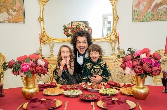 Как выглядят настоящие царские хоромы — где сейчас живет король эстрады Филипп Киркоров