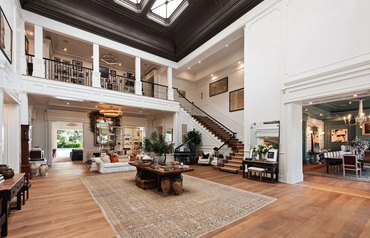 Дженнифер Лопес и Бен Аффлек продают особняк в Беверли-Хиллз