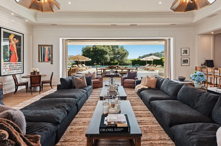 Дженнифер Лопес и Бен Аффлек продают особняк в Беверли-Хиллз