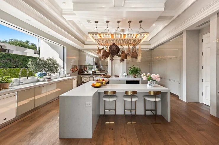 Дженнифер Лопес и Бен Аффлек продают особняк в Беверли-Хиллз