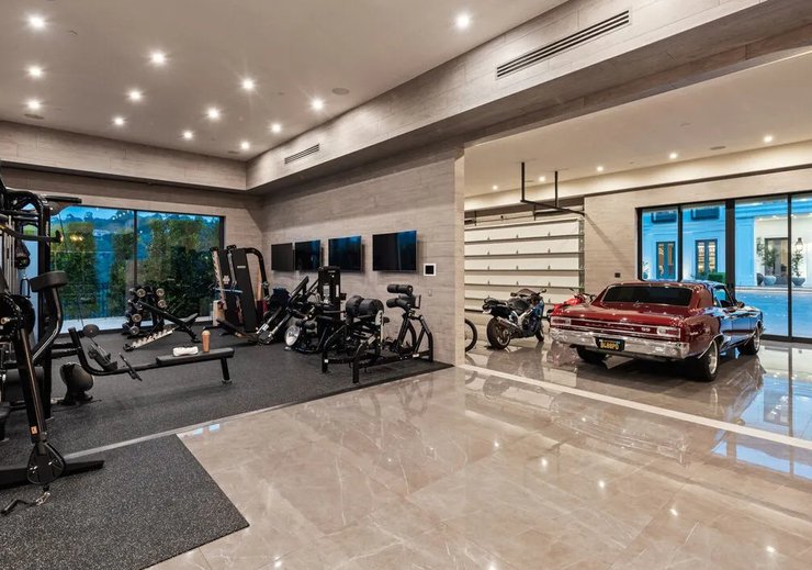 Дженнифер Лопес и Бен Аффлек продают особняк в Беверли-Хиллз