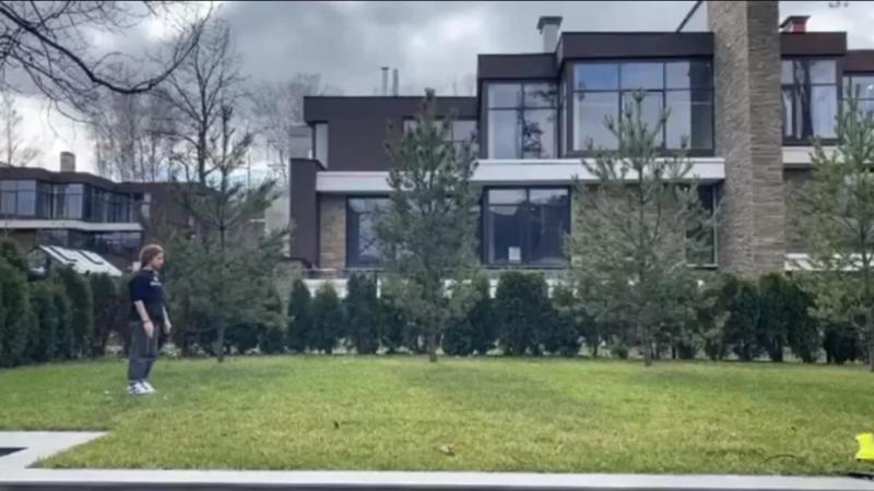 Квартира «в шоколаде» и дом на Рублевке: где живет Юлия Барановская — Всеостройке.рф