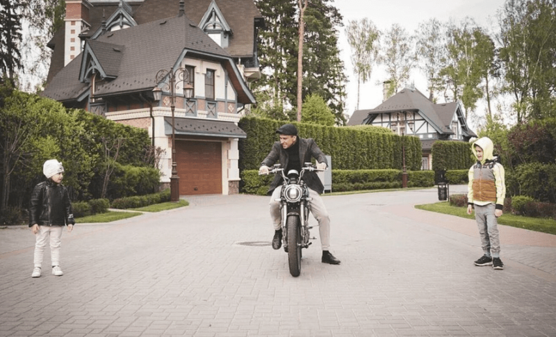 Дом в нормандском стиле и уютный коттедж: где живет Павел Прилучный — Всеостройке.рф