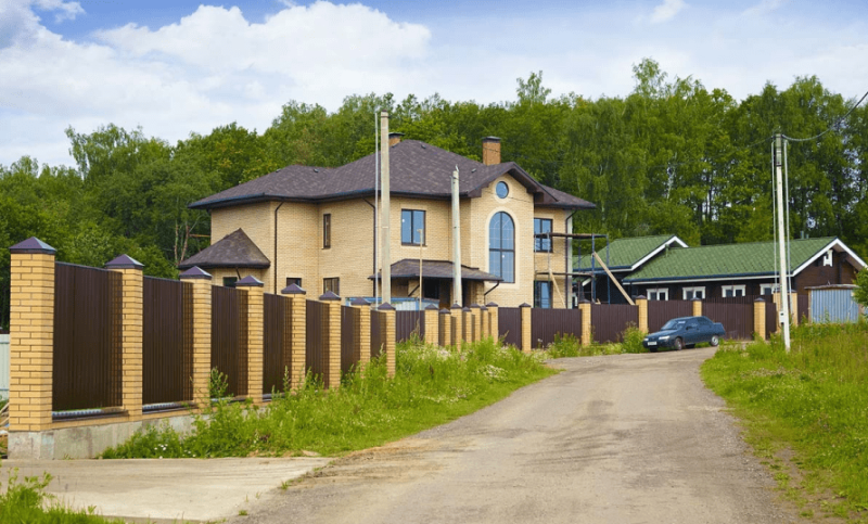 Дом в нормандском стиле и уютный коттедж: где живет Павел Прилучный — Всеостройке.рф