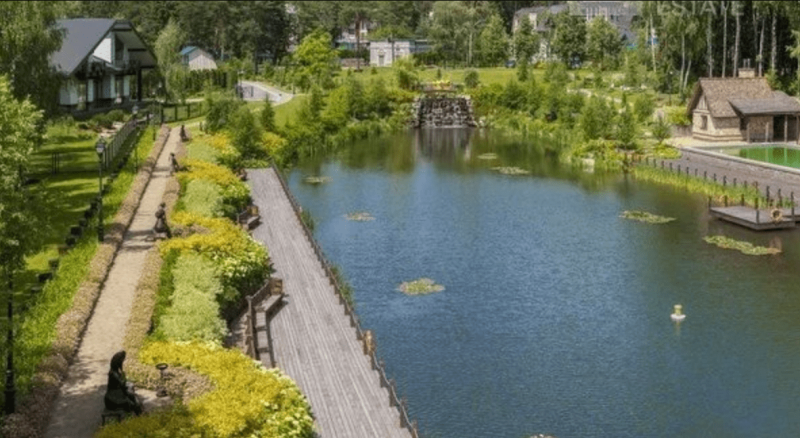 Дом в нормандском стиле и уютный коттедж: где живет Павел Прилучный — Всеостройке.рф